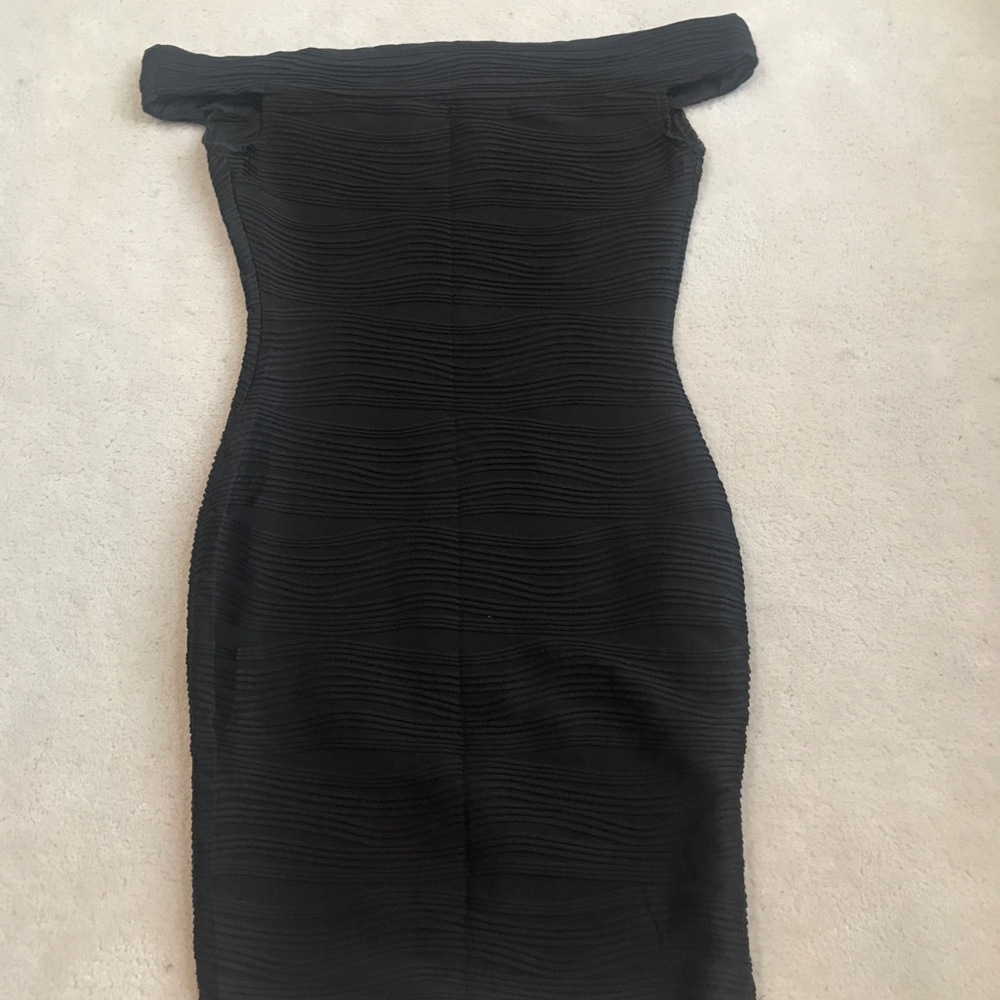 Black off the shoulder bodycon dress